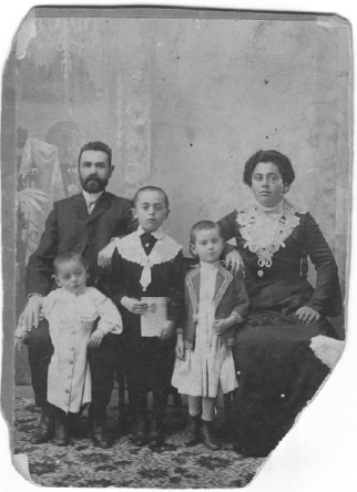 Simkha Korenfeld & Maryam Polonskaya and family, about 1903